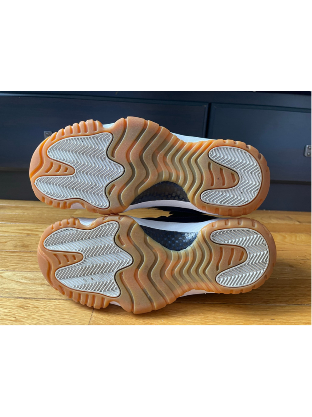 Men's Air Jordan 11 Retro Low ‘Navy Gum’ Sneakers Size 8.5 - Picture 6 of 8